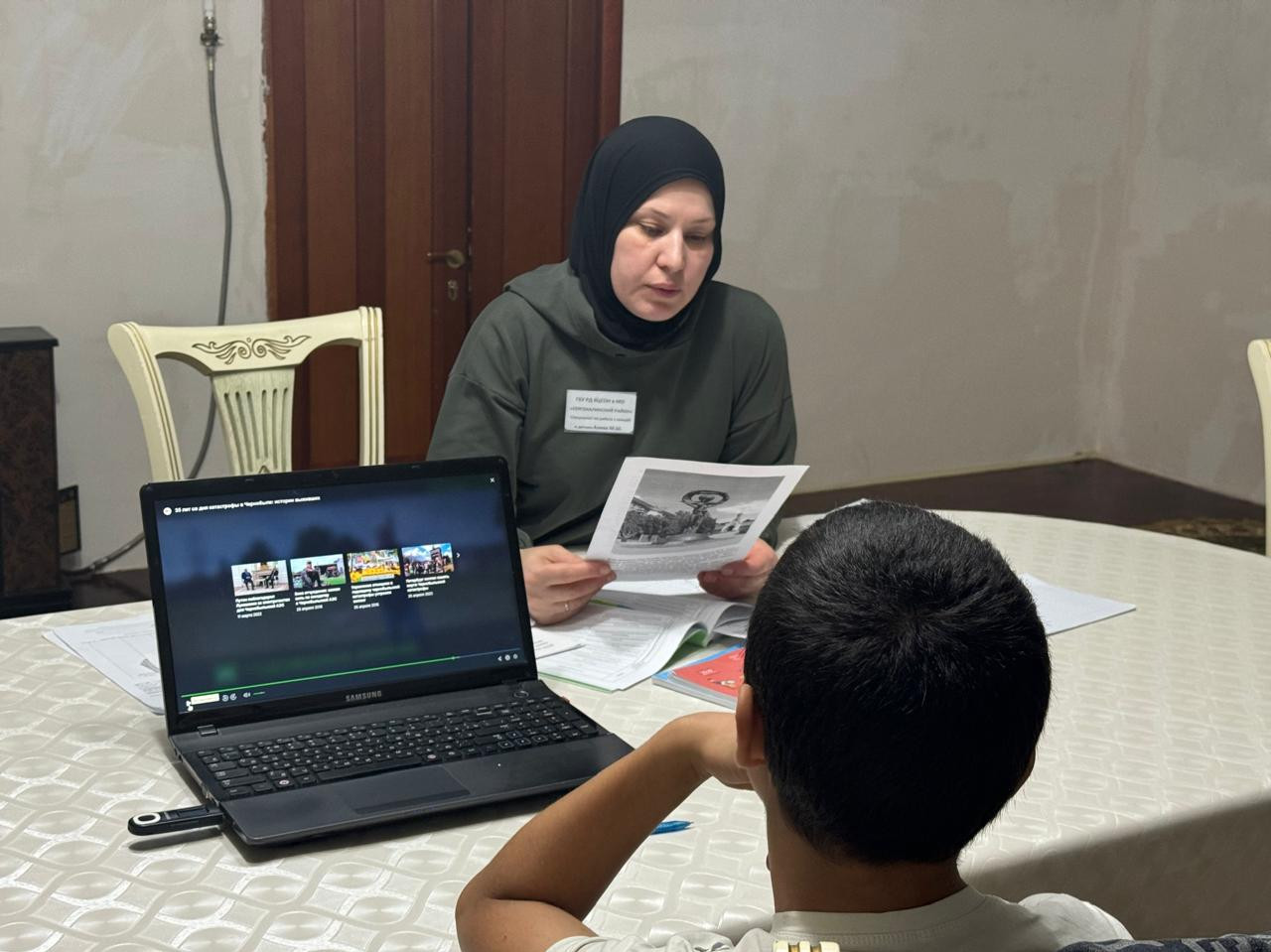 Специалисты по работе с семьей и детьми, Джупанова Ханум и Алиева Максалина, провели беседу с подопечными ко Дню памяти о Чернобыльской катастрофе.